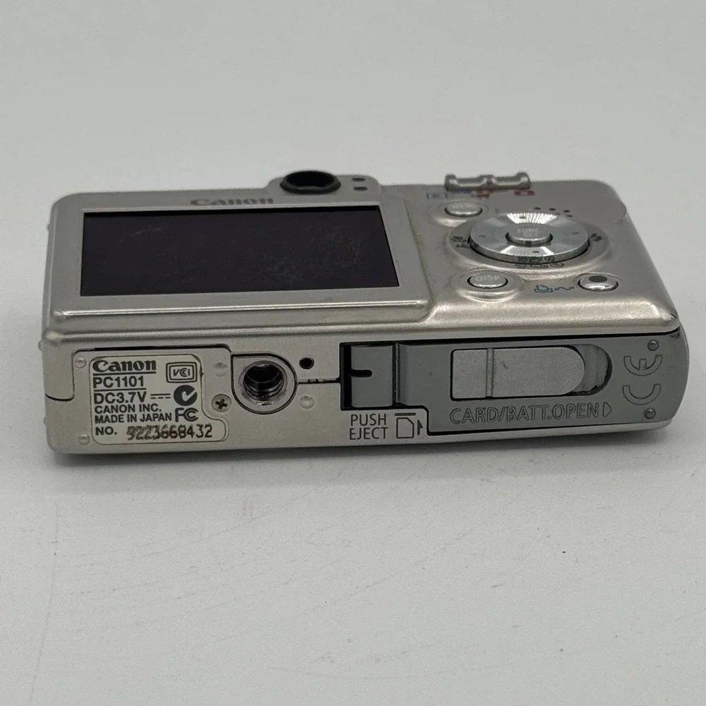 Canon PowerShot SD300 Digital ELPH 4.0MP Silver Compact Camera SD Card Battery